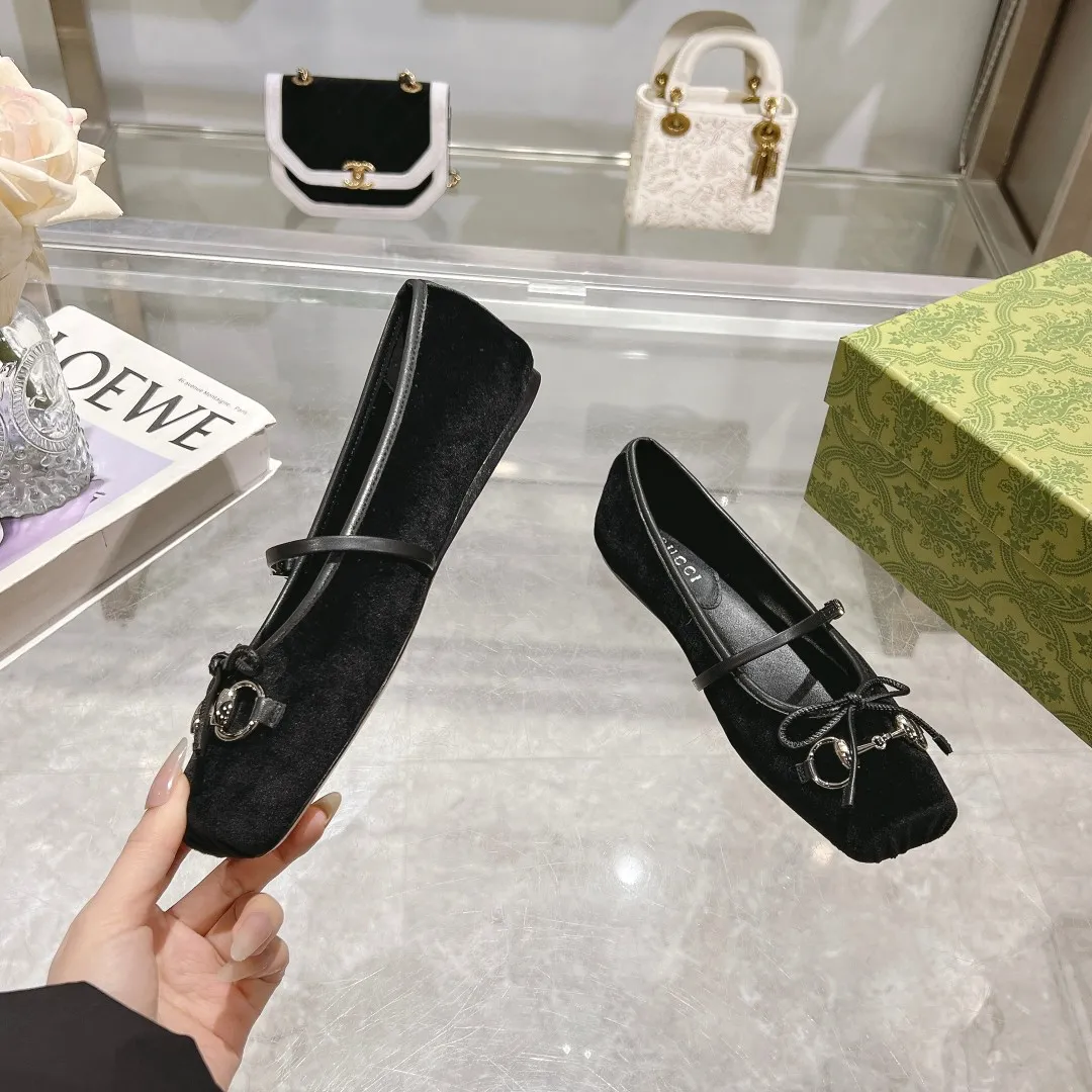 👟👟Ex-factory price 560👟👟 Gucci Horsebit series women's ballet flats. This iconic horsebit ballet flats features a square toe design and elegant bow details, paying tribute to the traditional ballet shoe style. This piece is crafted from Gucci ankh leather and embellished with a light gold-tone horsebit buckle. A 'sacchetto' construction with a soft, padded insole provides a great fit. ✅Size: 35-42 (customized for 40-42) ✅Sole material: Imported Italian genuine leather sole ✅Packaging: Brand new red box packaging
